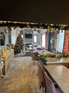 Τοποθέτηση γούνινων χαλιών σε όλο το σπίτι