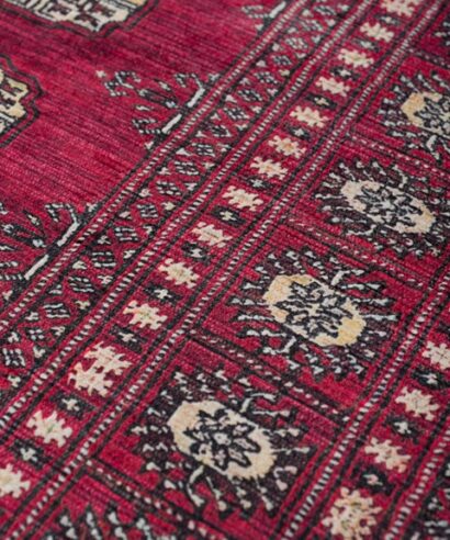 Χαλί Βιοκαρπέτ Nomadian boho γεωμετρικό σε σαλόνι.Λεπτομέρεια υφής χαλιού Nomadian Βιοκαρπέτ.