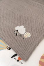 Naf Naf Little Ballons 305 - White Grey βρεφική πικέ κουβέρτα - Image 3